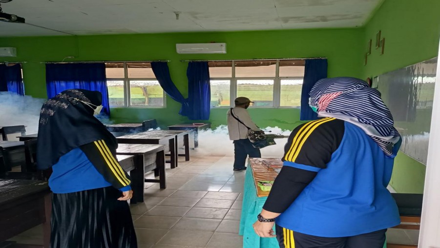 MTs Negeri 2 Bandar Lampung Antisipasi DBD Melalui Foging