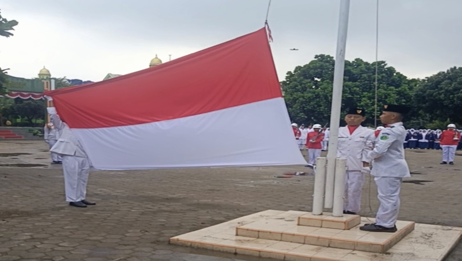 Upacara HUT ke-81 Kemerdekaan RI di MTsN 2 Bandar Lampung Berlangsung Khidmat di Tengah Gerimis
