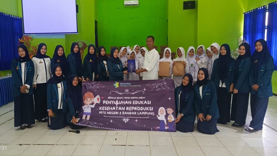 Mahasiswa Poltekkes Tanjungkarang Gelar Penyuluhan Kesehatan Reproduksi di MTsN 2 Bandar Lampung