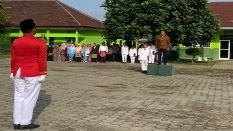 Upacara Bendera Peringatan Hari Pendidikan Nasional 2026 di MTsN 2 Bandar Lampung Berlangsung Khidmat