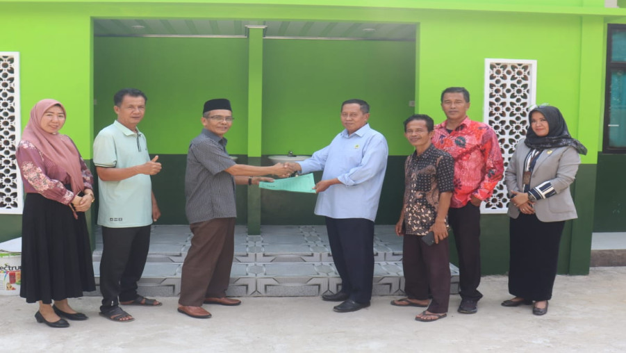 MTsN 2 Bandar Lampung Serah Terima Fasilitas Enam Kamar Mandi kepada Komite Madrasah